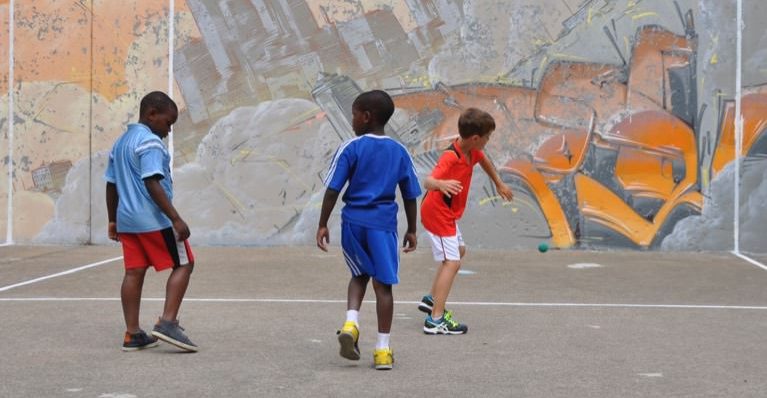 Enfants qui jouent à la balle au mur